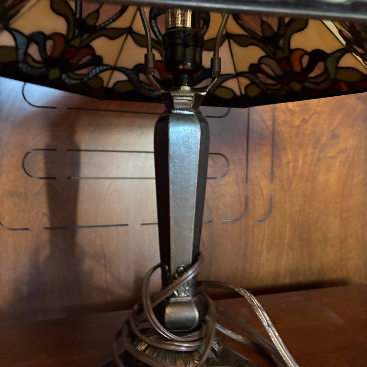R149 Tiffany style lamp with flloral glass shade
