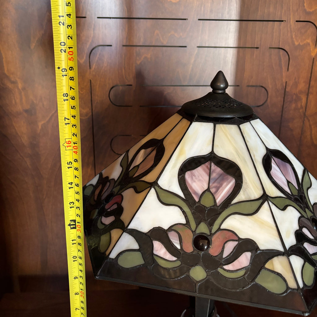 R149 Tiffany style lamp with flloral glass shade