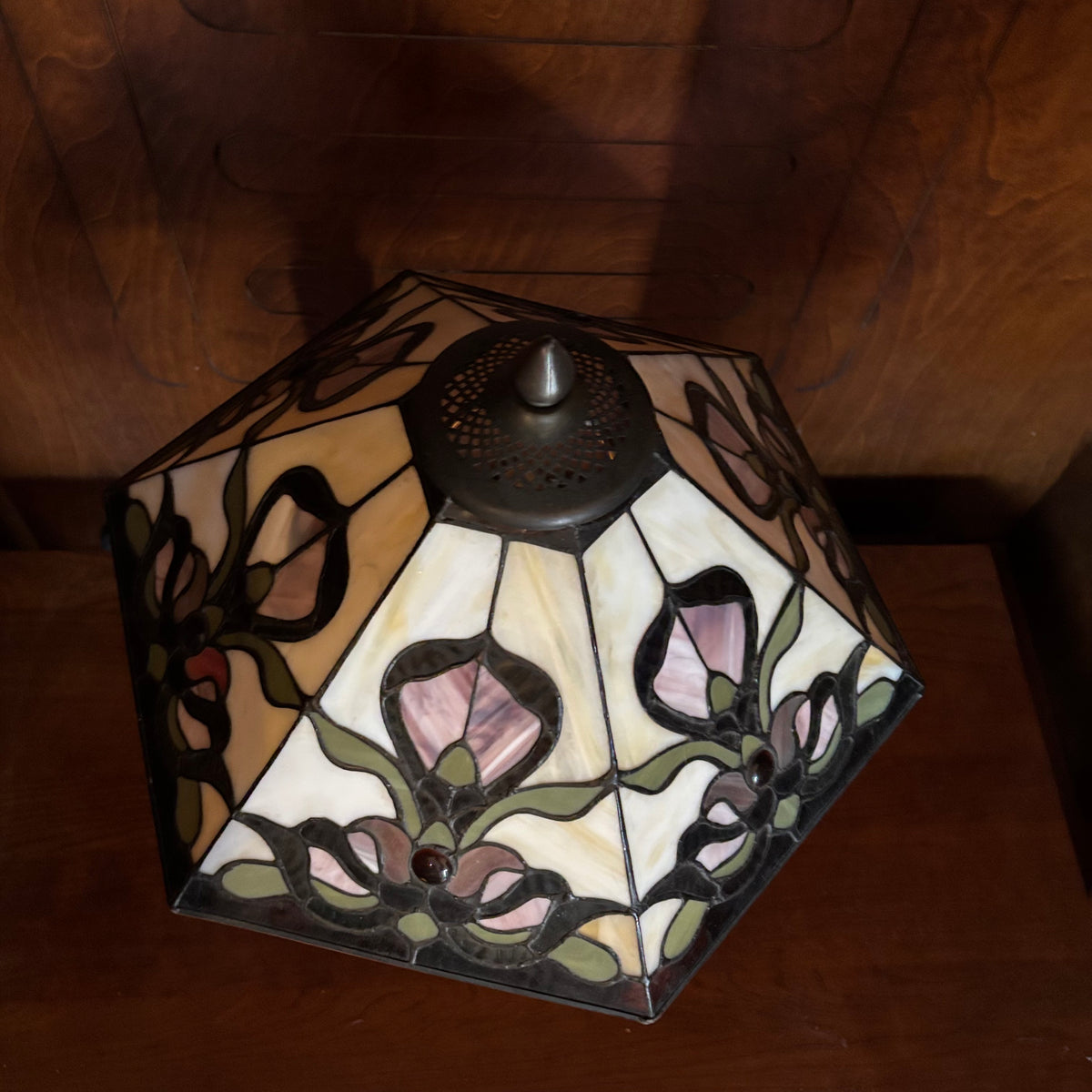 R149 Tiffany style lamp with flloral glass shade