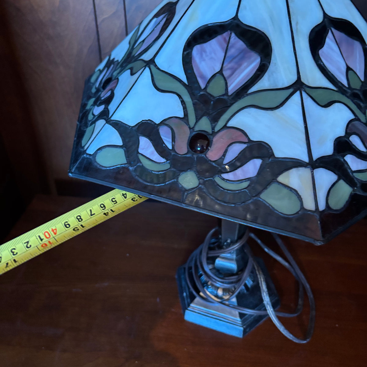 R149 Tiffany style lamp with flloral glass shade