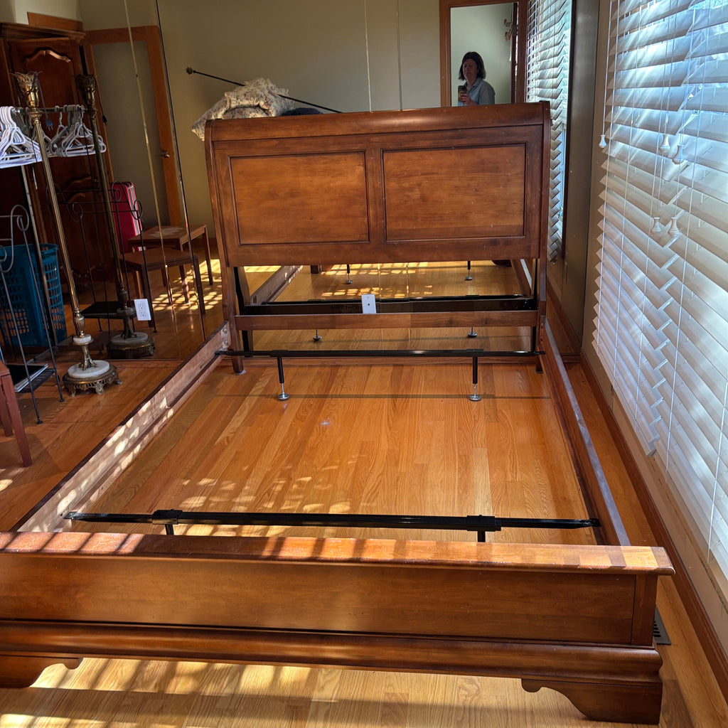 R158A Dark brown solid wood queen size bed frame (90" x 65" x 50")