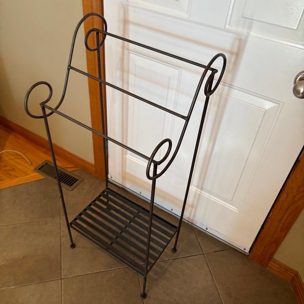 R169 Black metal blanket/towel hanger