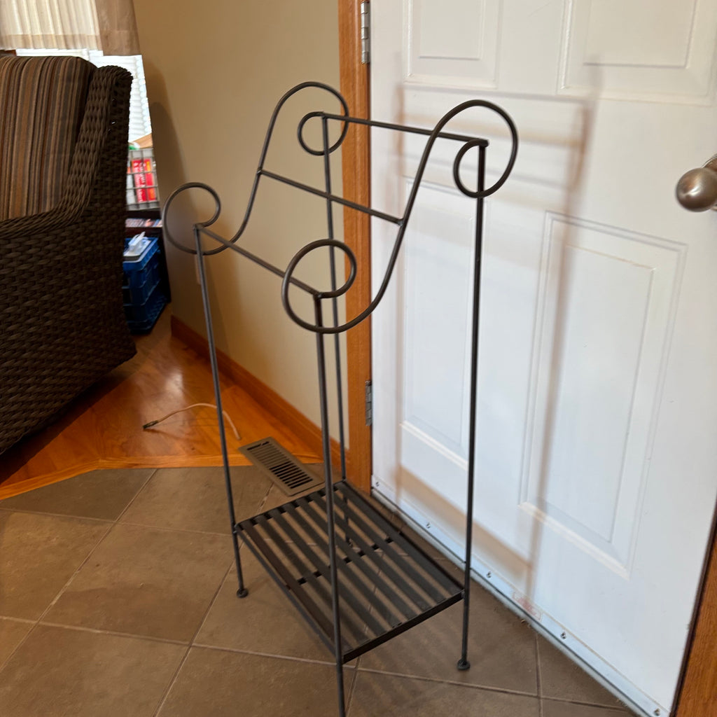 R169 Black metal blanket/towel hanger
