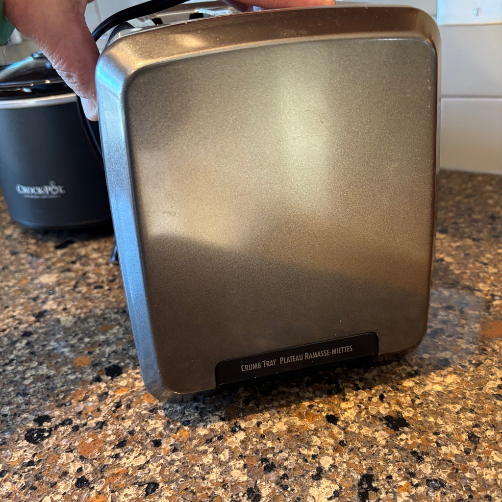 R182 Crock Pot and 2 Slice Toaster Grouping