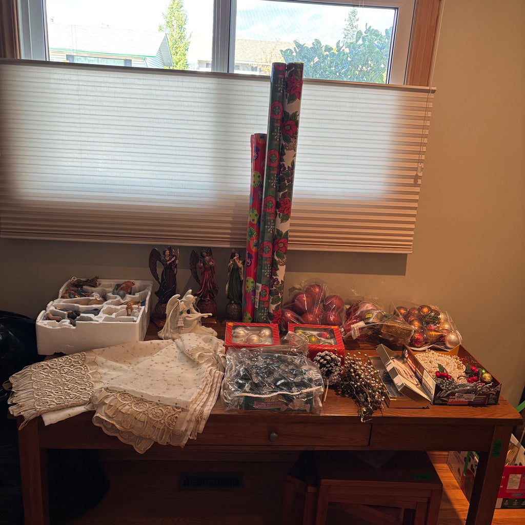 R183 Christmas Decor Grouping