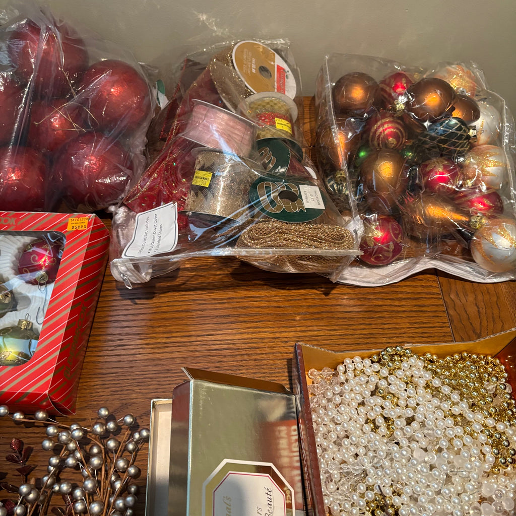 R183 Christmas Decor Grouping