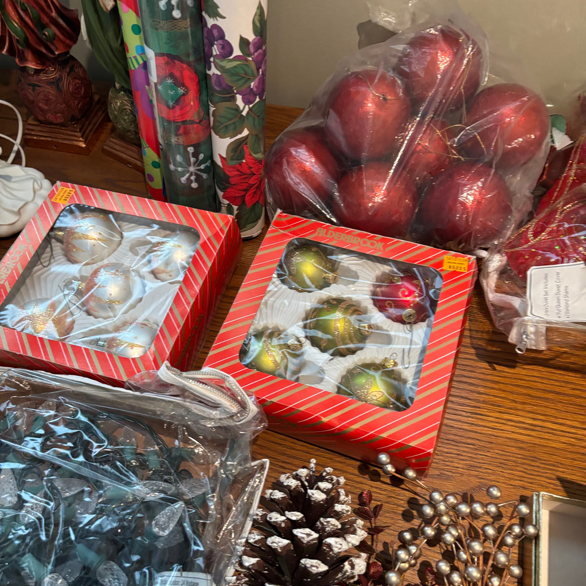 R183 Christmas Decor Grouping