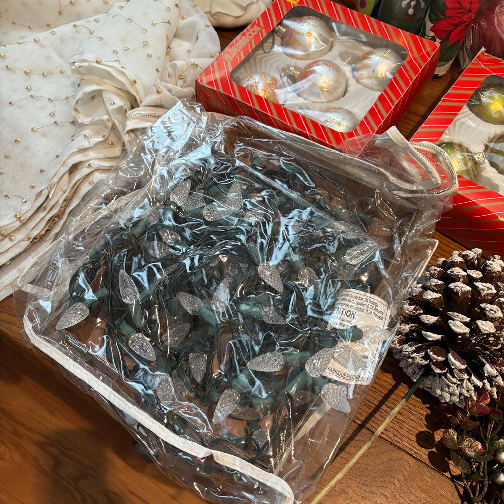 R183 Christmas Decor Grouping