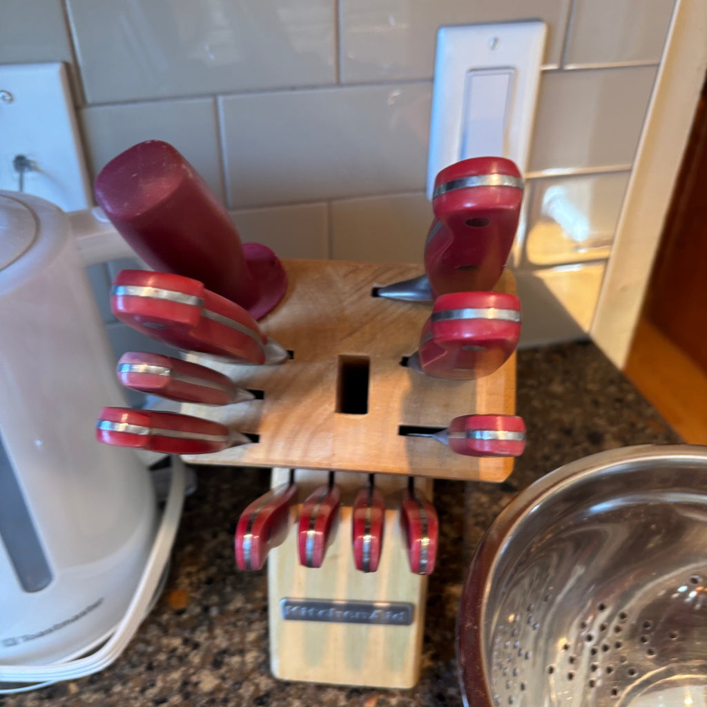 R184 Kitchen Grouping (knife block and more)
