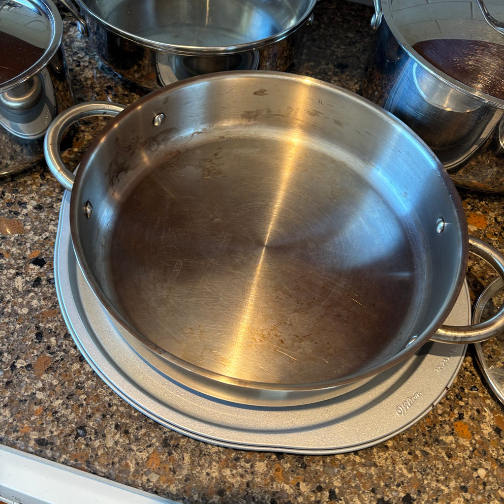 R192 Stainless steel cookware grouping