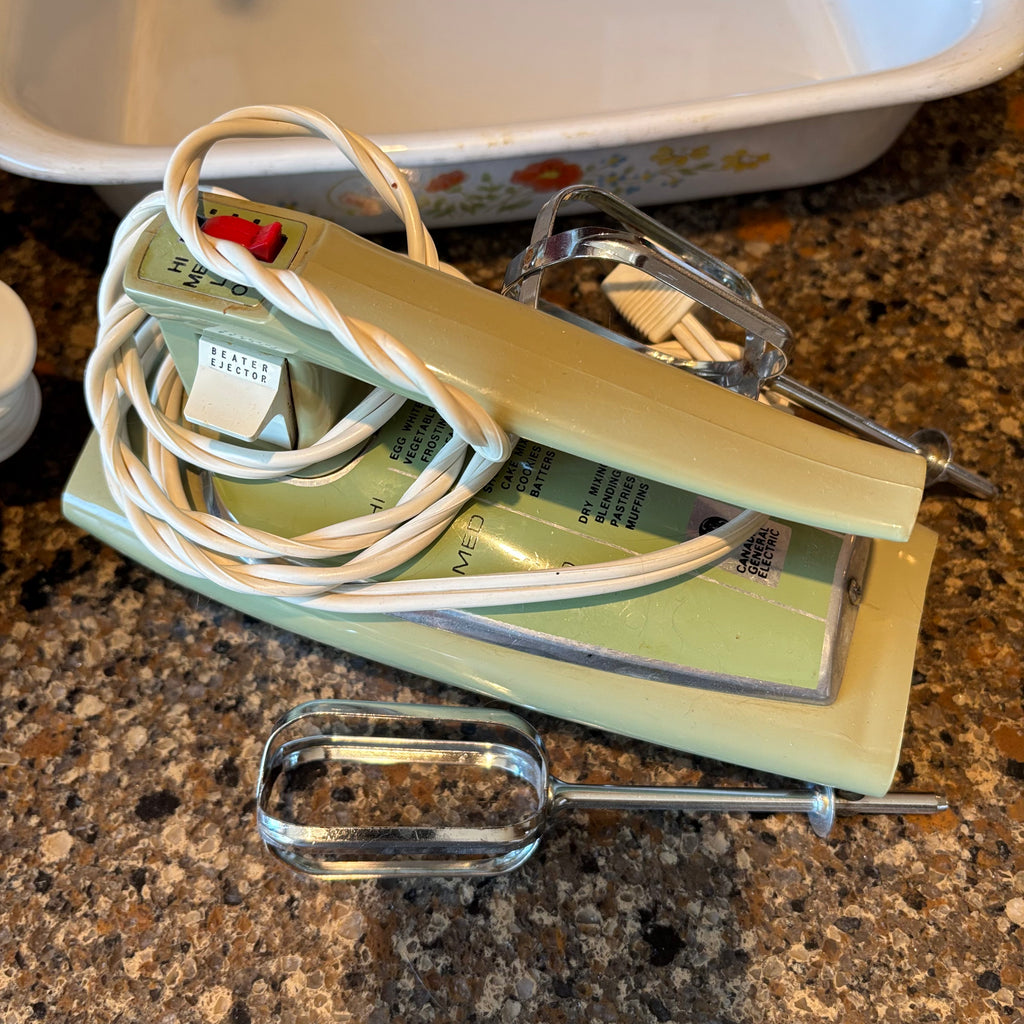 R193 Vintage Kitchen Grouping (hand mixer and more)