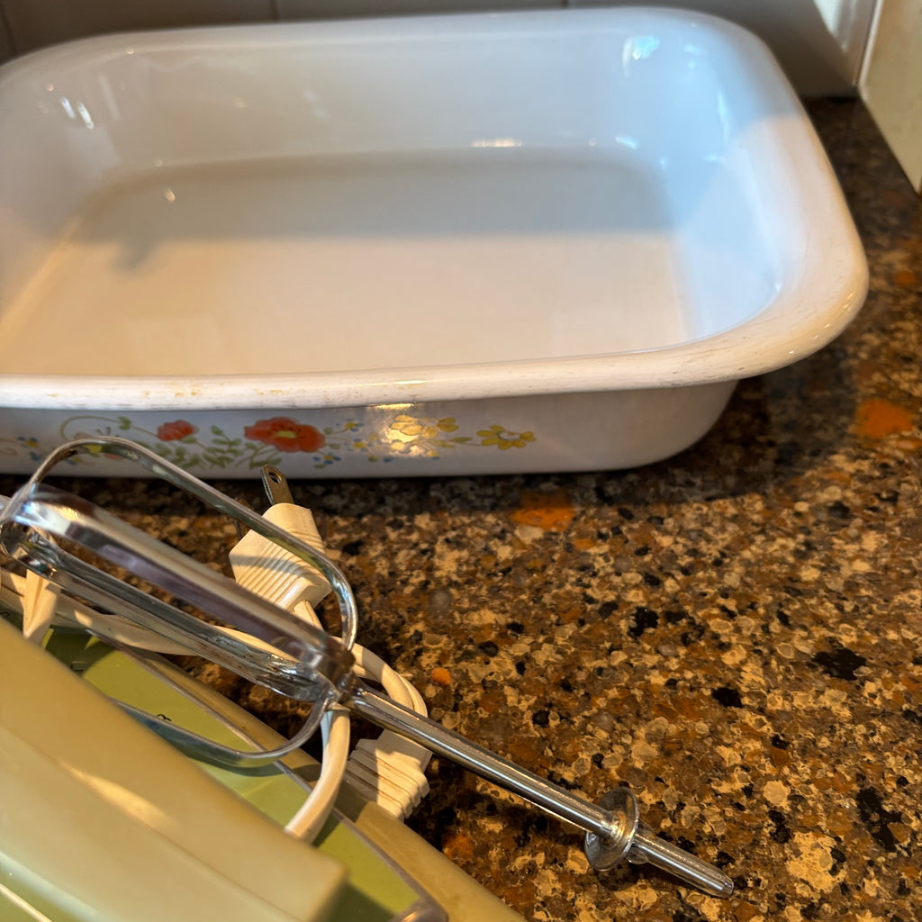 R193 Vintage Kitchen Grouping (hand mixer and more)