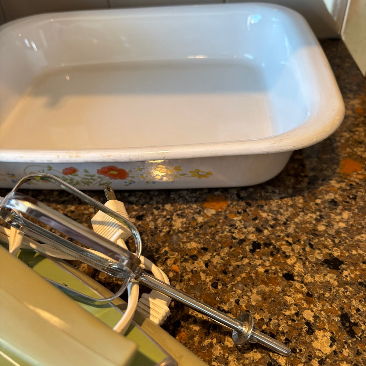 R193 Vintage Kitchen Grouping (hand mixer and more)