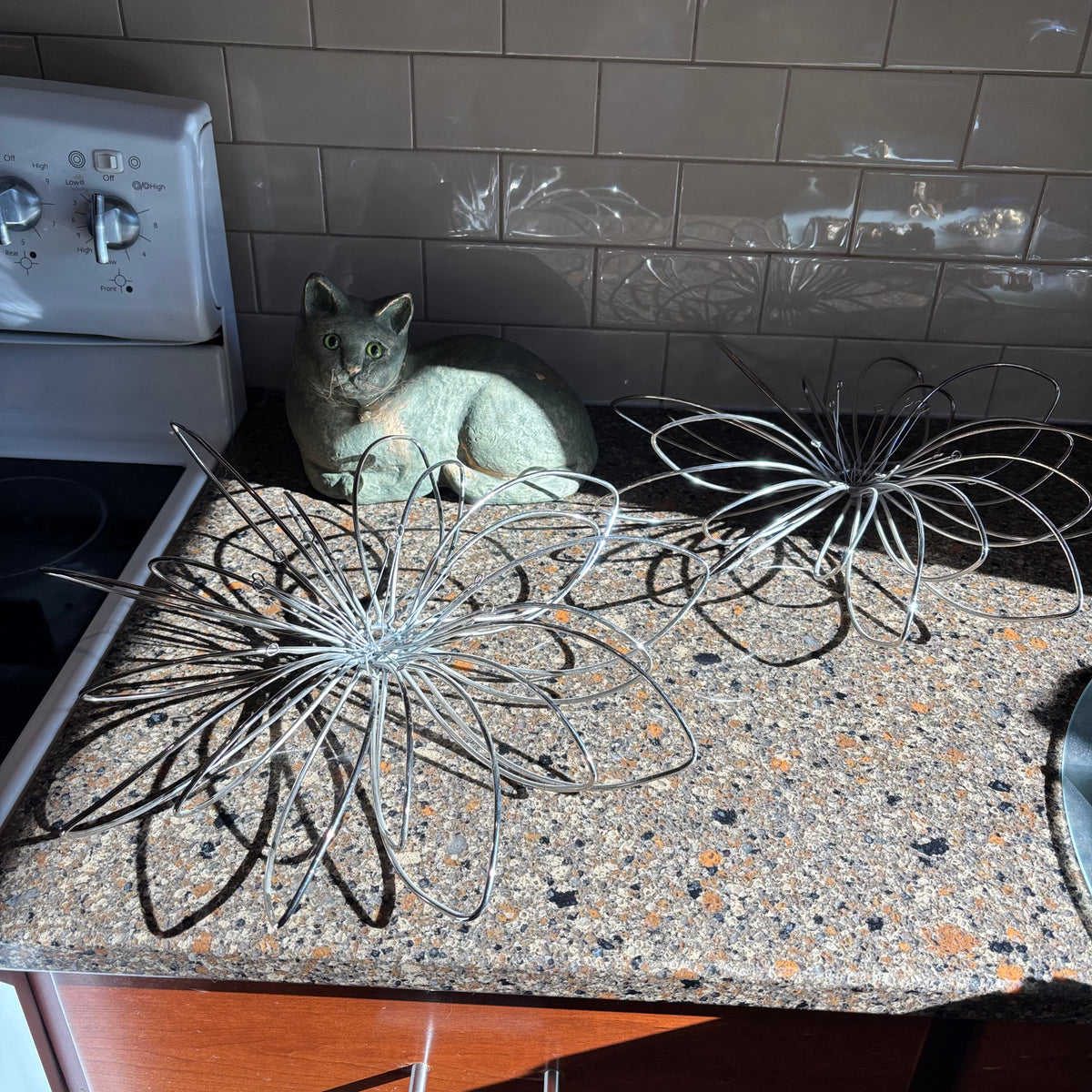 R194 Home Decor Grouping (picture holders and cat statue)