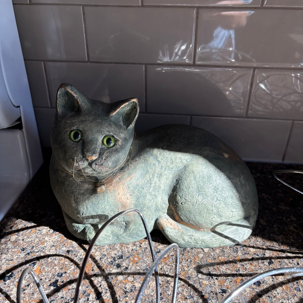 R194 Home Decor Grouping (picture holders and cat statue)