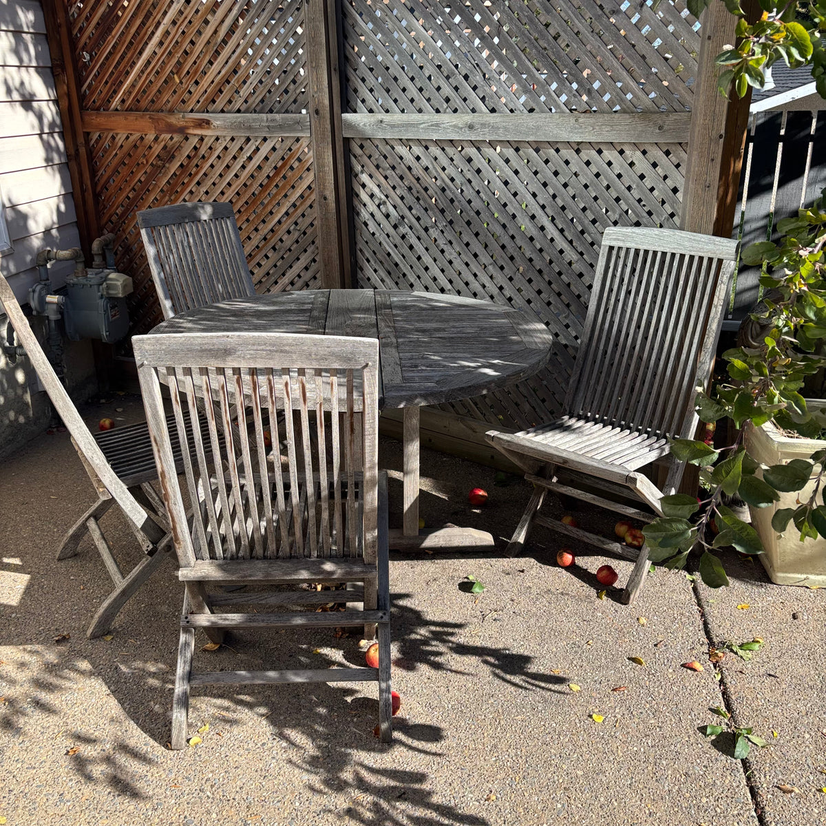 R195 Teak patio table with four chairs (weathered)