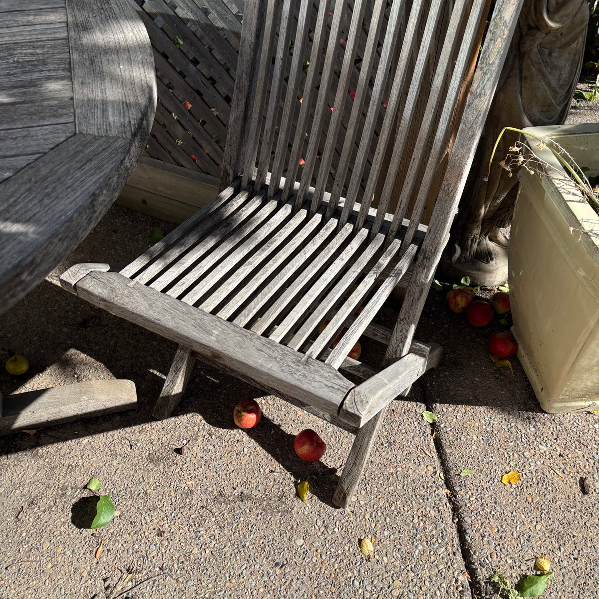 R195 Teak patio table with four chairs (weathered)