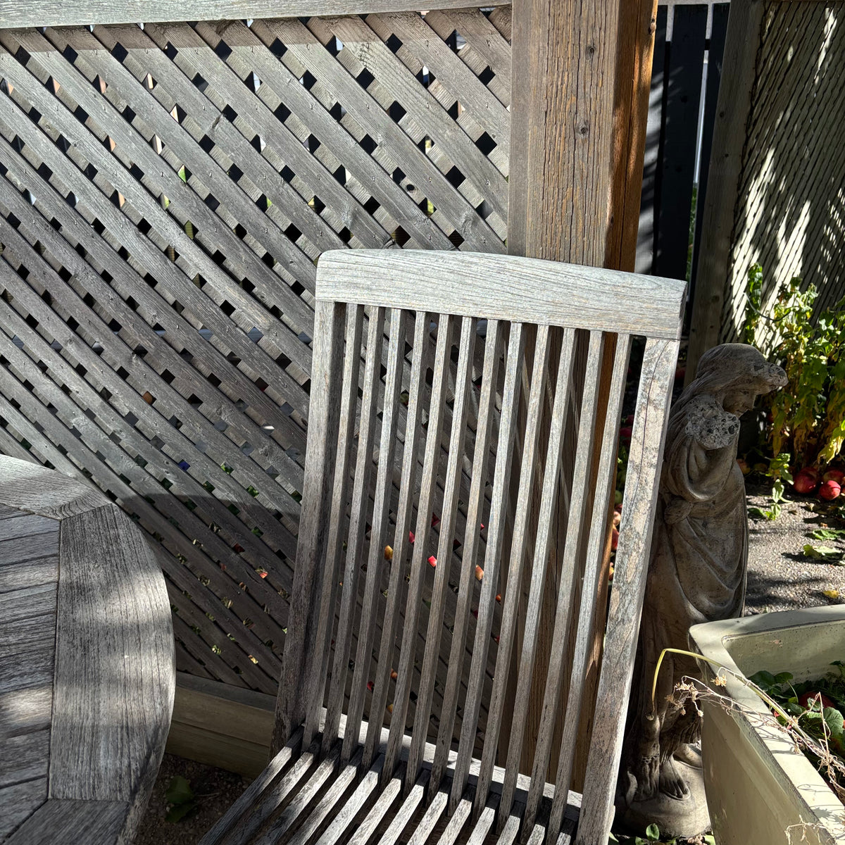 R195 Teak patio table with four chairs (weathered)