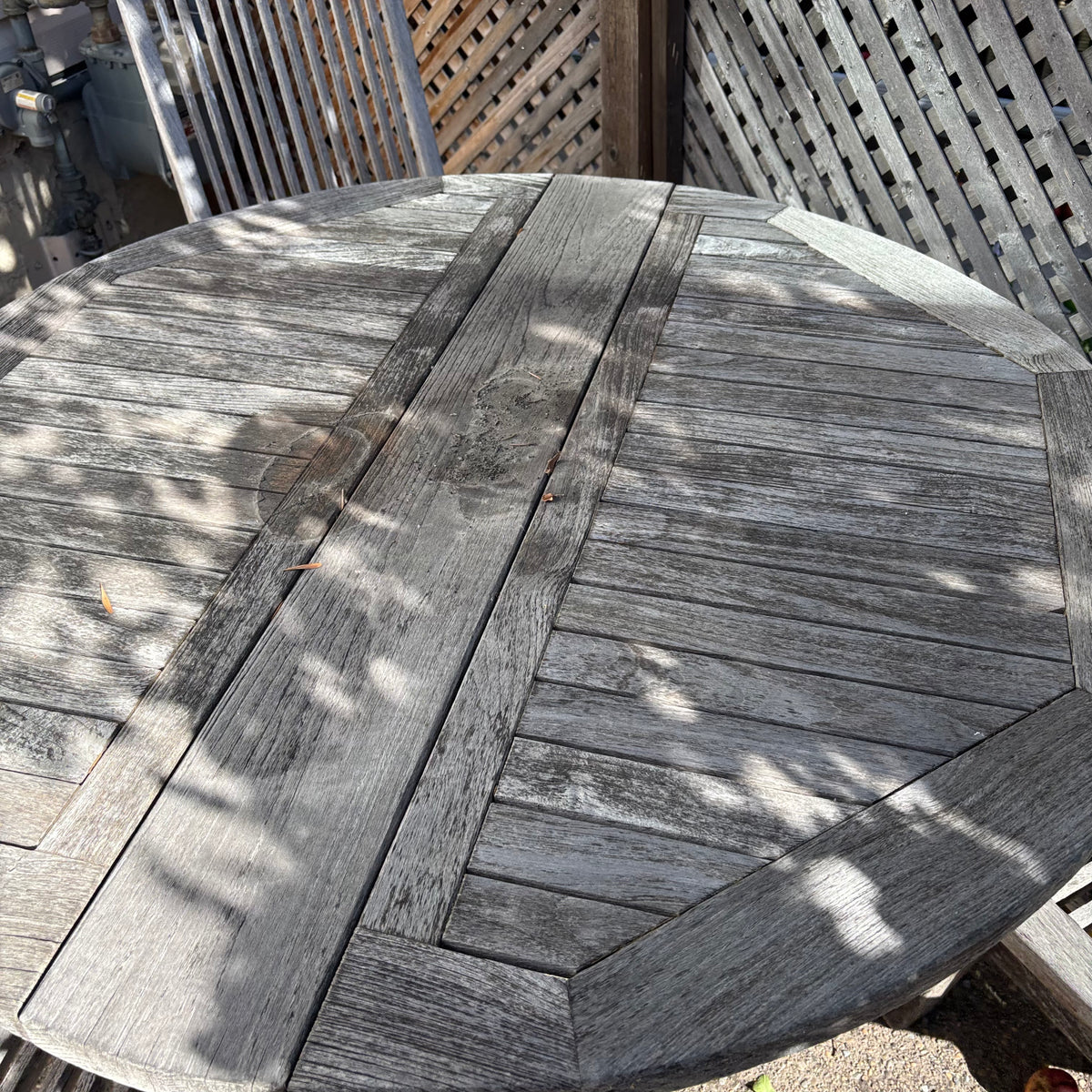 R195 Teak patio table with four chairs (weathered)