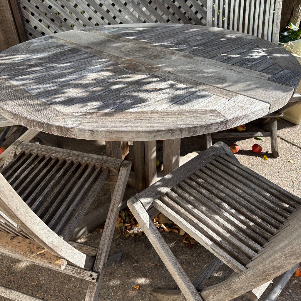 R195 Teak patio table with four chairs (weathered)