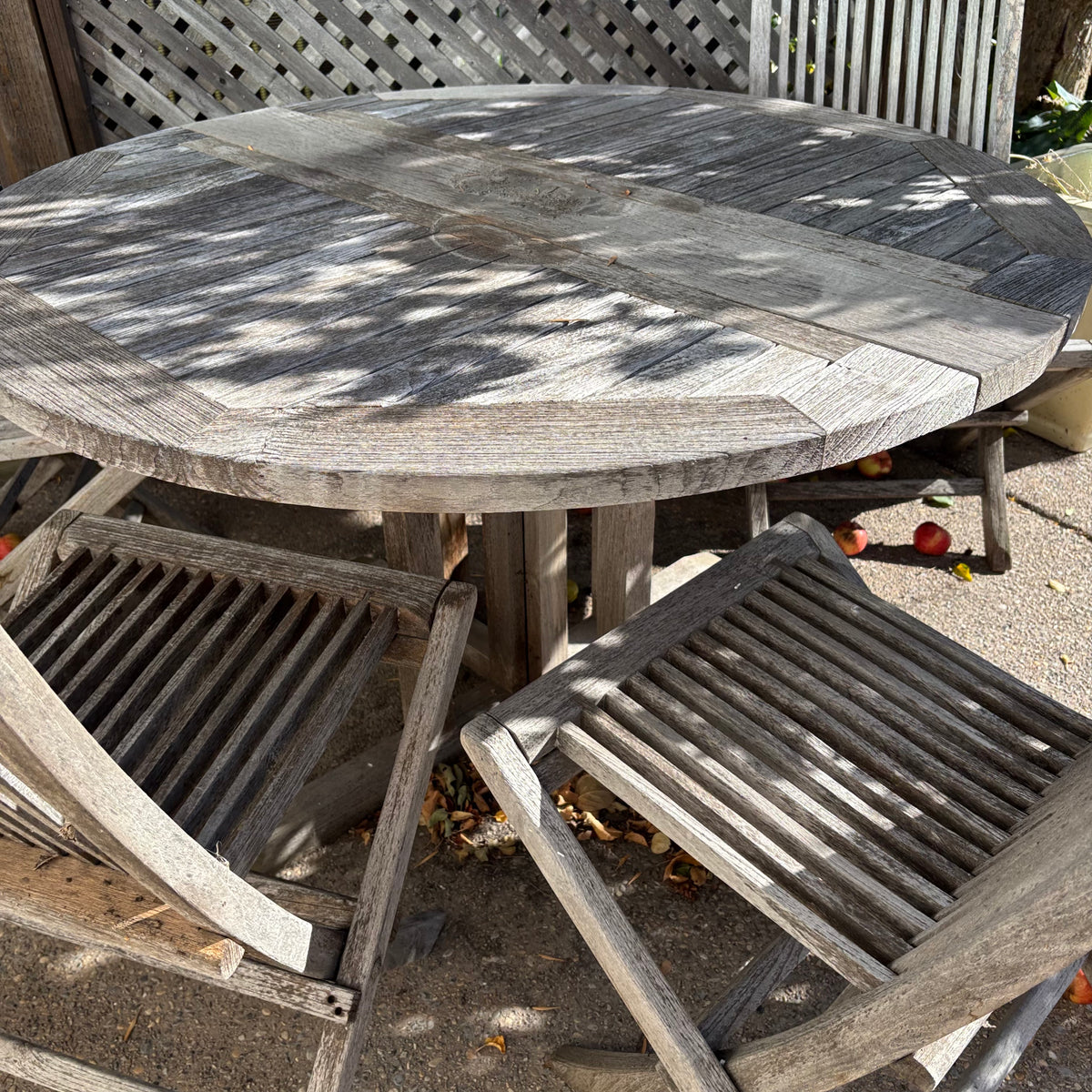 R195 Teak patio table with four chairs (weathered)