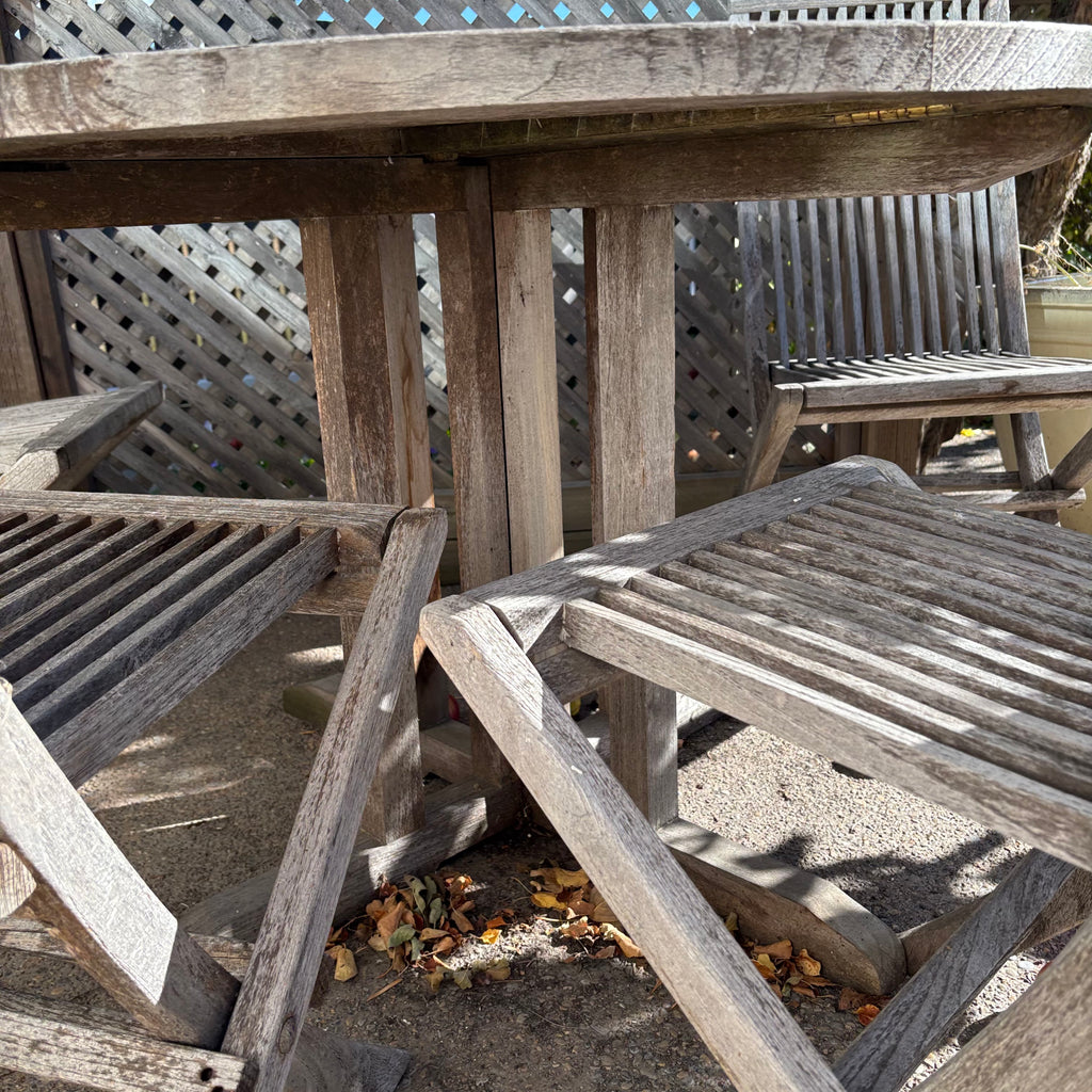 R195 Teak patio table with four chairs (weathered)