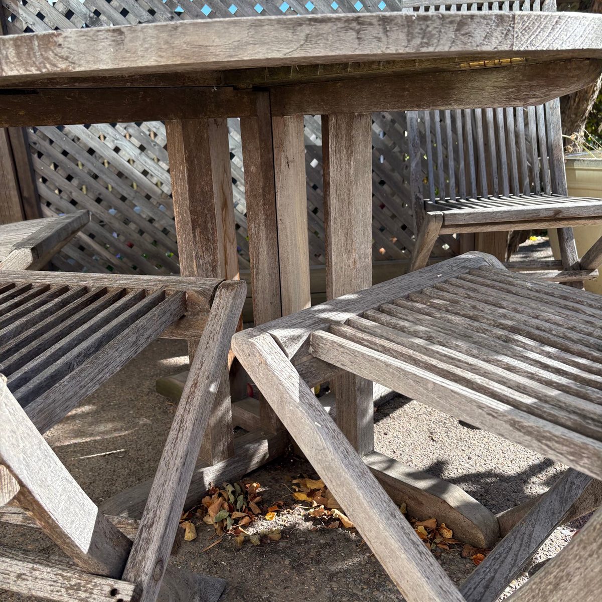 R195 Teak patio table with four chairs (weathered)
