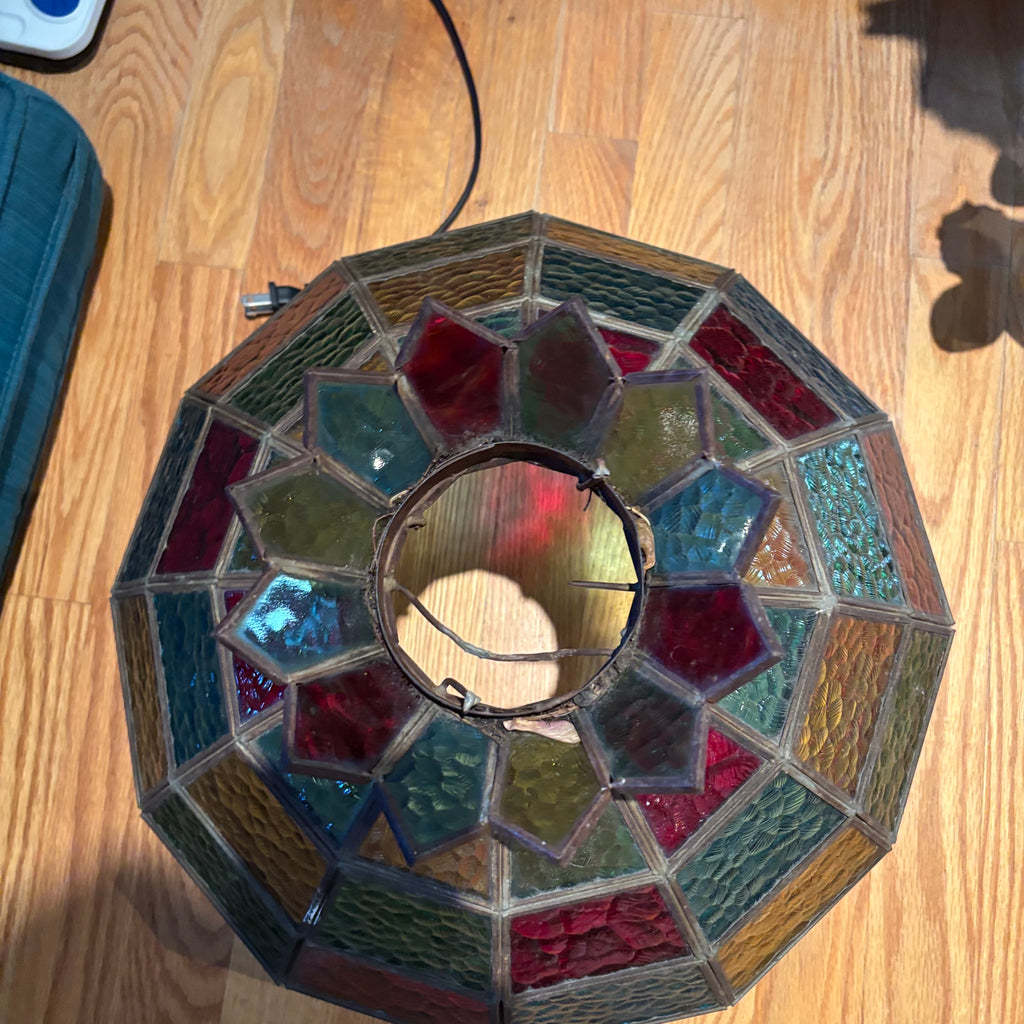 R304 Tiffany style stained glass lampshade (some cracks/chips)