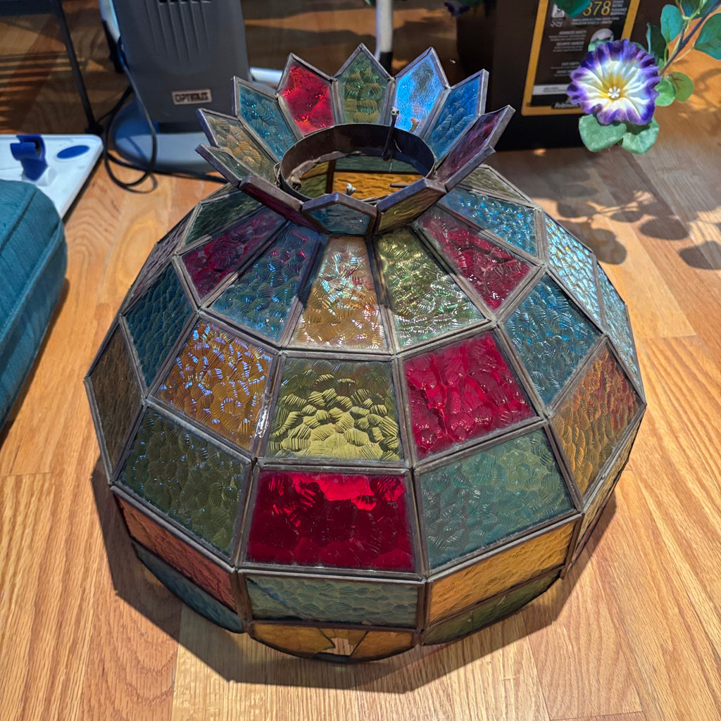 R304 Tiffany style stained glass lampshade (some cracks/chips)