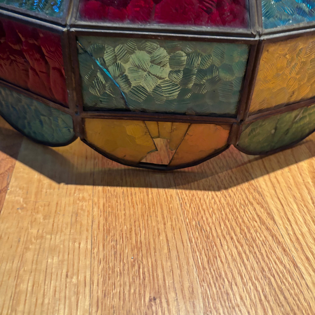 R304 Tiffany style stained glass lampshade (some cracks/chips)