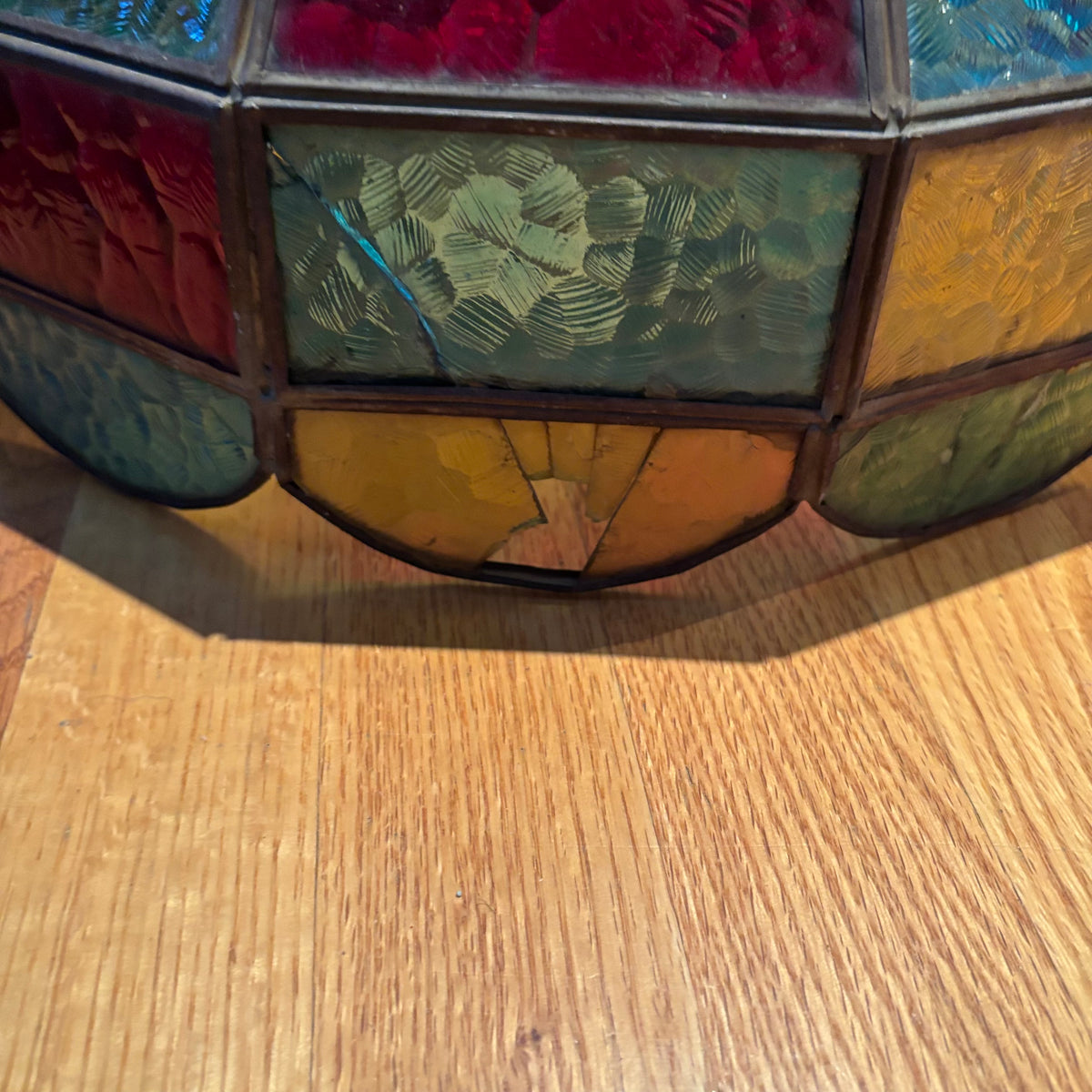 R304 Tiffany style stained glass lampshade (some cracks/chips)