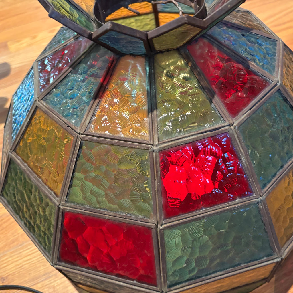 R304 Tiffany style stained glass lampshade (some cracks/chips)