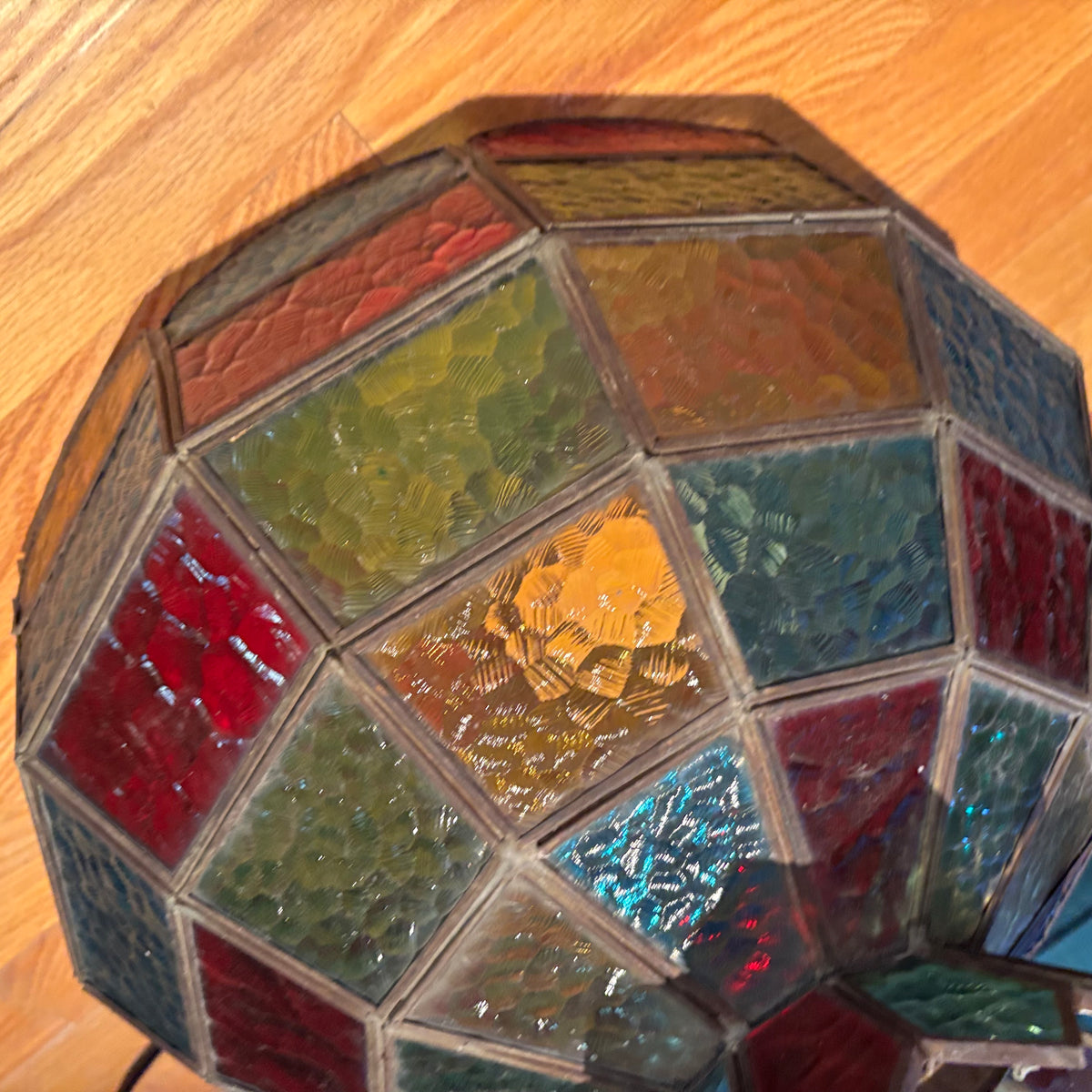 R304 Tiffany style stained glass lampshade (some cracks/chips)