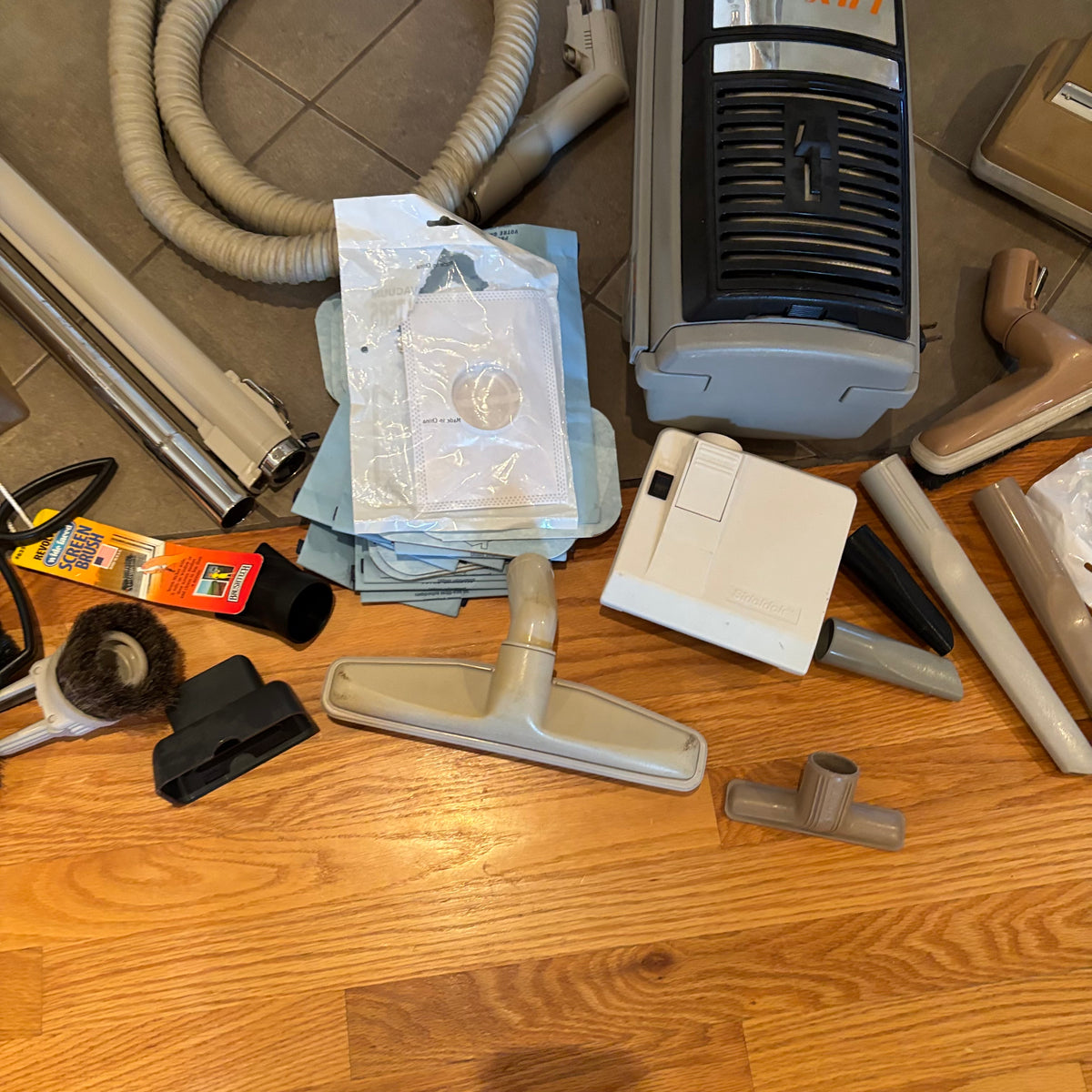 R310 Lux Classic Vacuum Grouping with Accessories (untested)