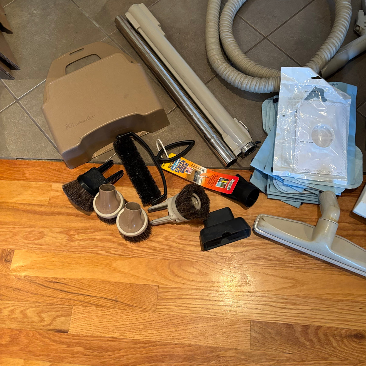 R310 Lux Classic Vacuum Grouping with Accessories (untested)