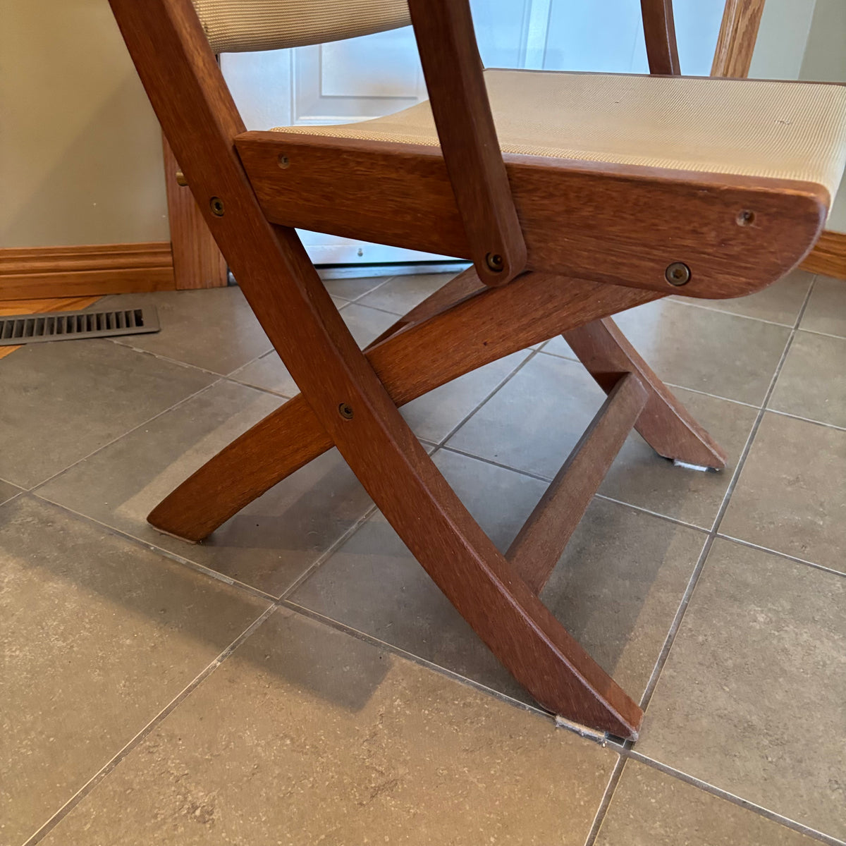 R110 VINTAGE TEAK FRAMED MAGAZINE STAND AND FOLDING CHAIR
