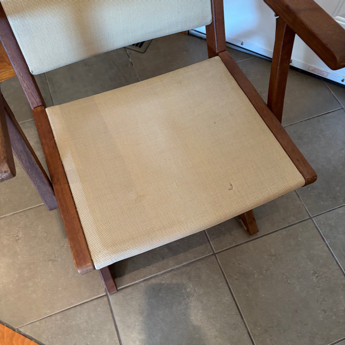 R110 VINTAGE TEAK FRAMED MAGAZINE STAND AND FOLDING CHAIR