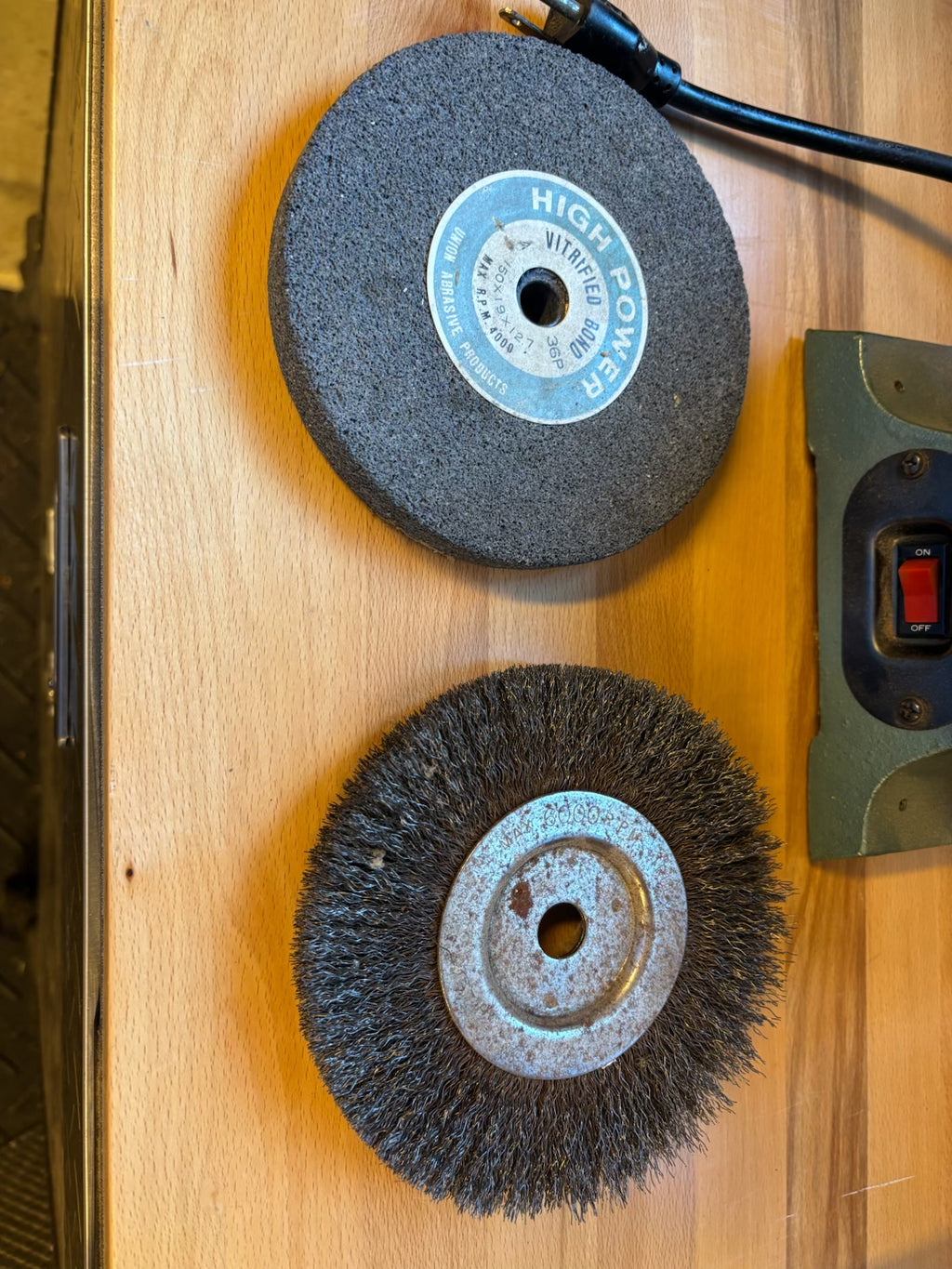 D223 House of Tools heavy duty bench grinder with two grinding pads