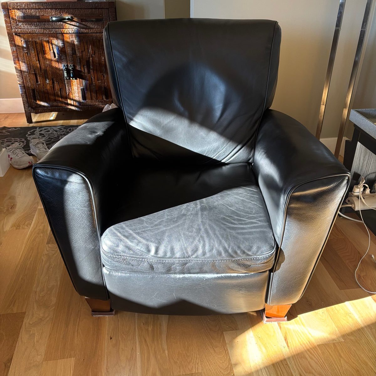 D102 Natuzzi Editions reclining black leather chair (chair has wear)