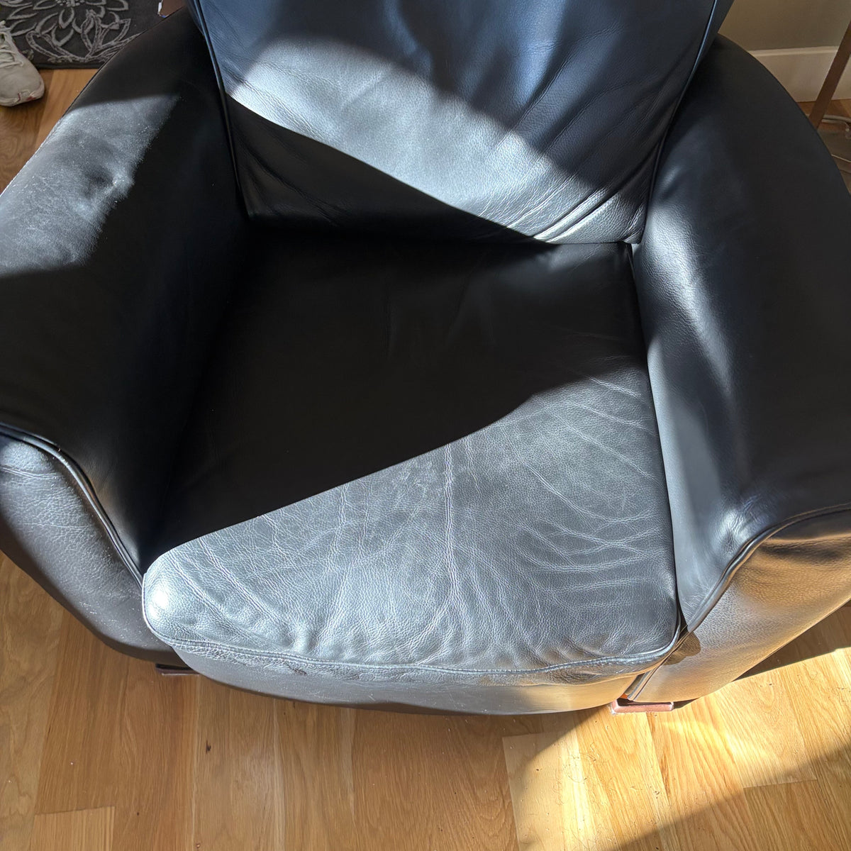 D102 Natuzzi Editions reclining black leather chair (chair has wear)