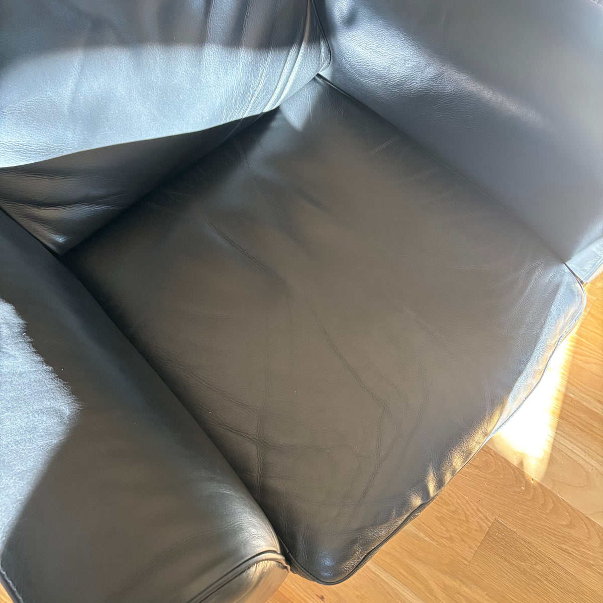 D102 Natuzzi Editions reclining black leather chair (chair has wear)
