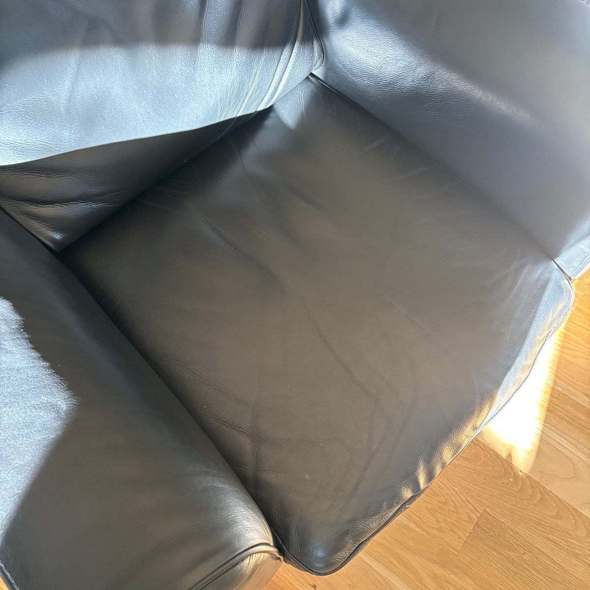 D102 Natuzzi Editions reclining black leather chair (chair has wear)