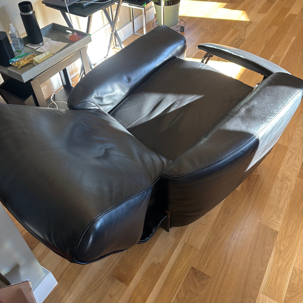 D102 Natuzzi Editions reclining black leather chair (chair has wear)
