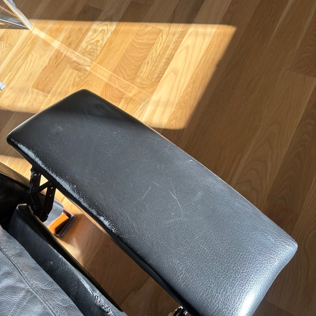 D102 Natuzzi Editions reclining black leather chair (chair has wear)