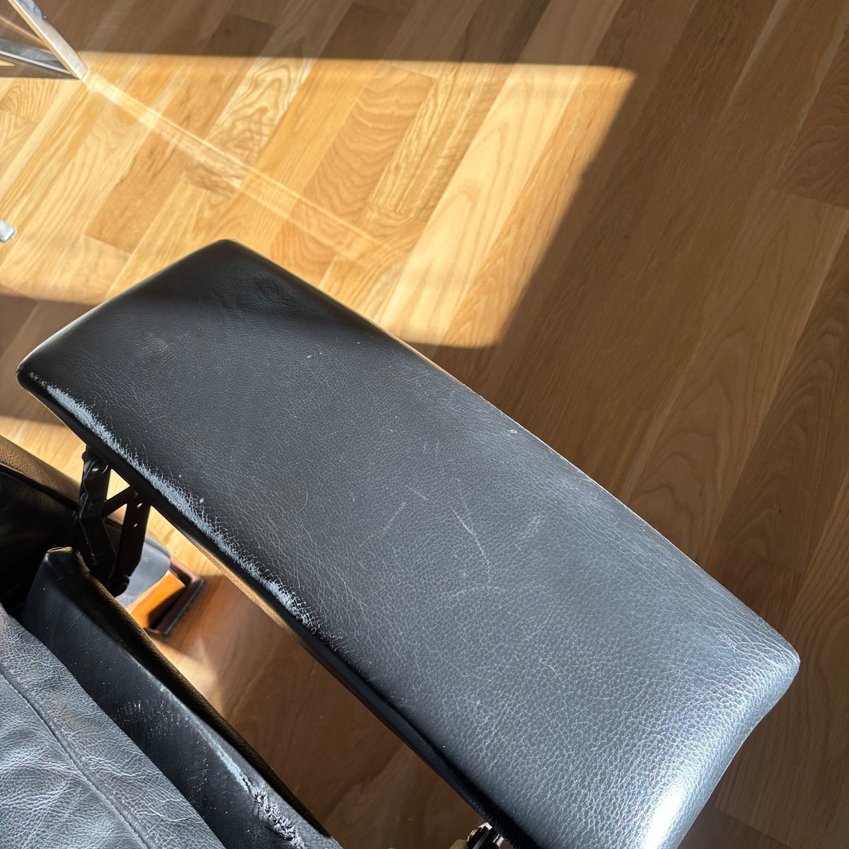 D102 Natuzzi Editions reclining black leather chair (chair has wear)