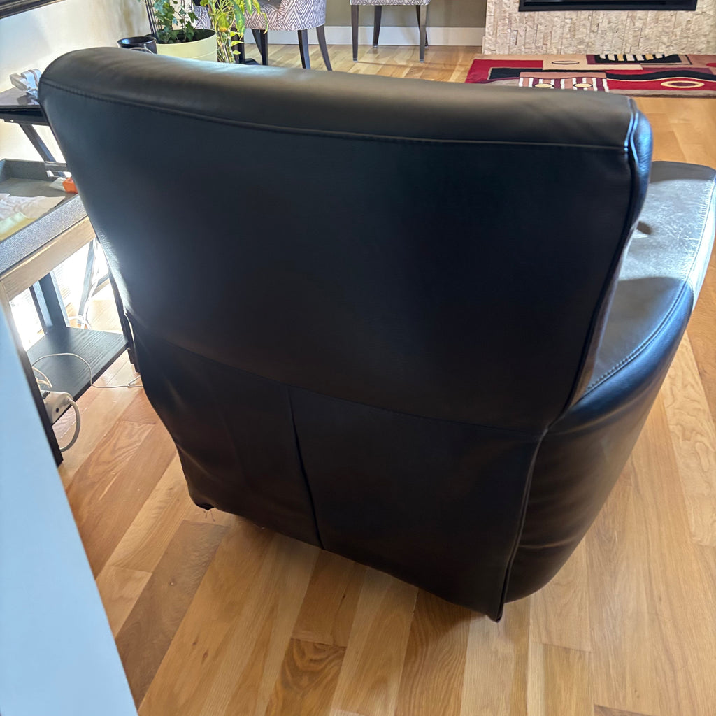 D102 Natuzzi Editions reclining black leather chair (chair has wear)