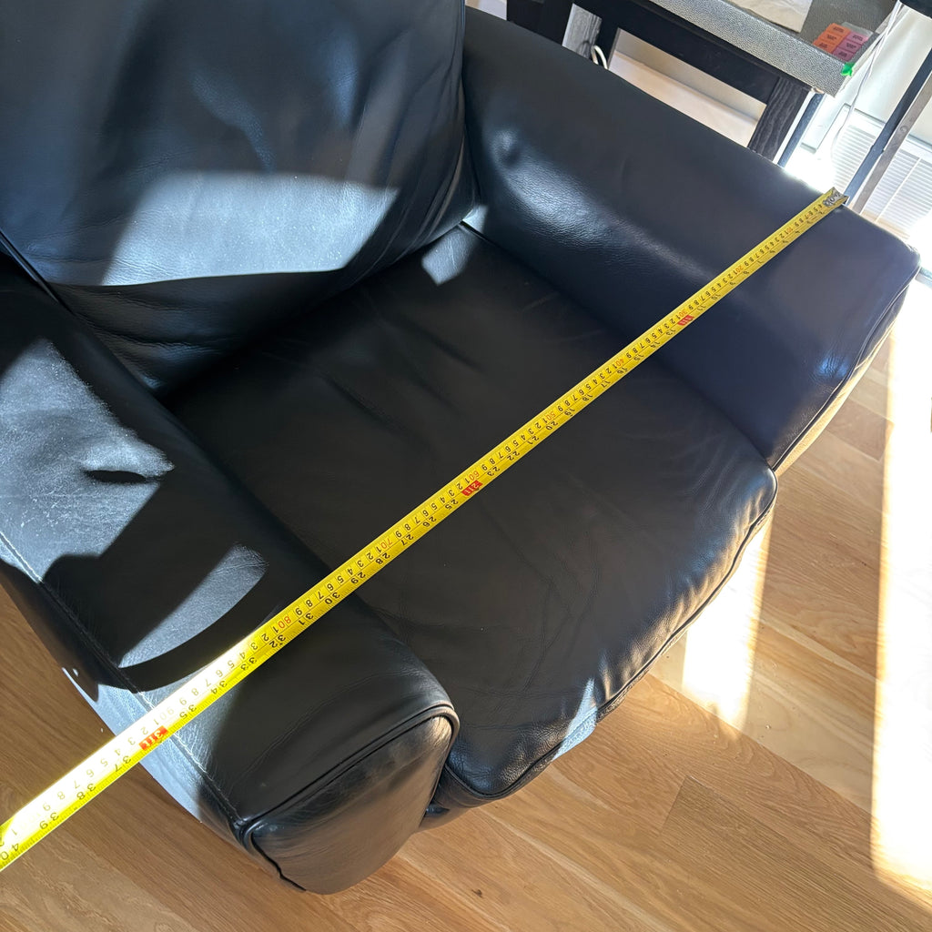 D102 Natuzzi Editions reclining black leather chair (chair has wear)