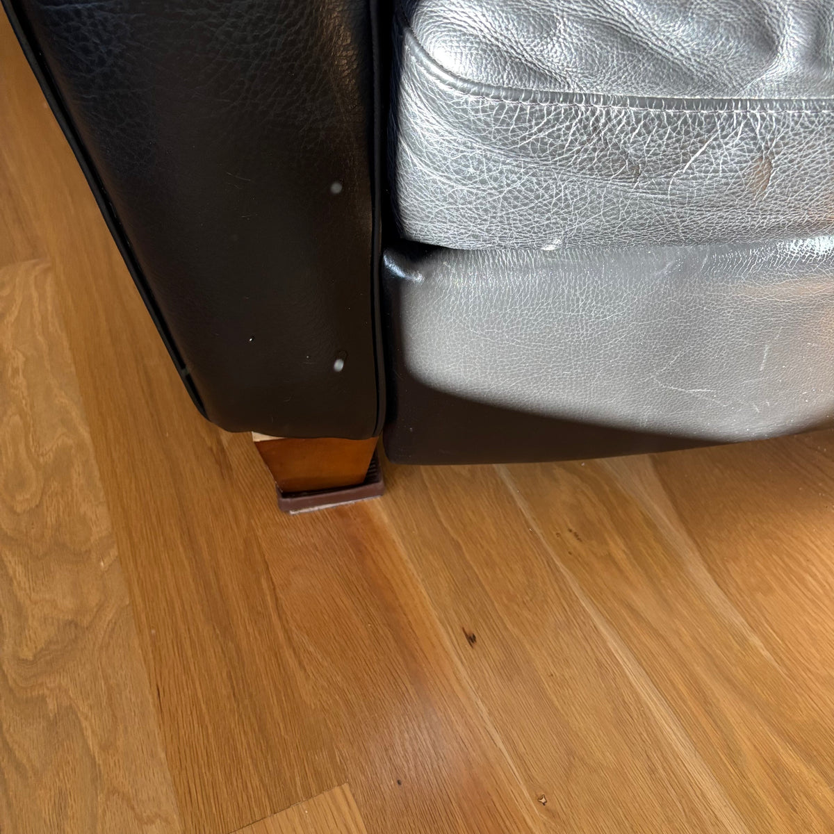 D102 Natuzzi Editions reclining black leather chair (chair has wear)