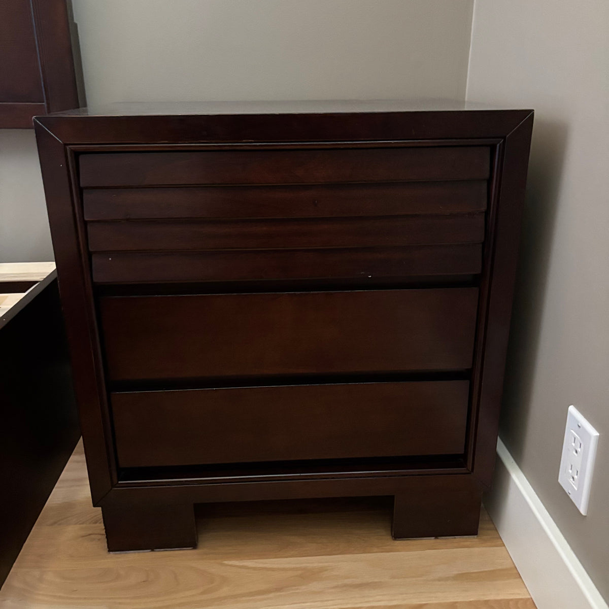 D112 Dark wood 3 drawers under night stand