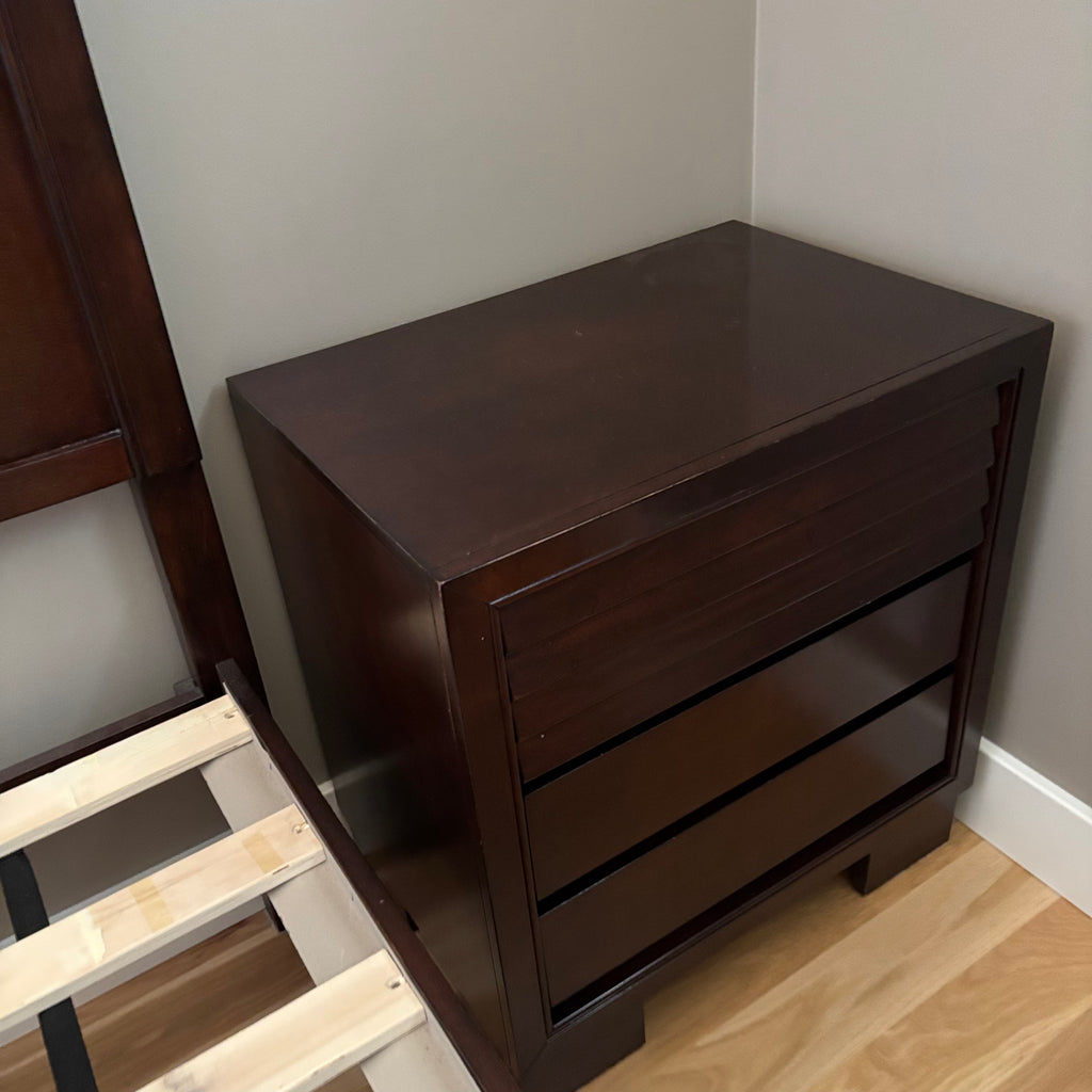 D112 Dark wood 3 drawers under night stand